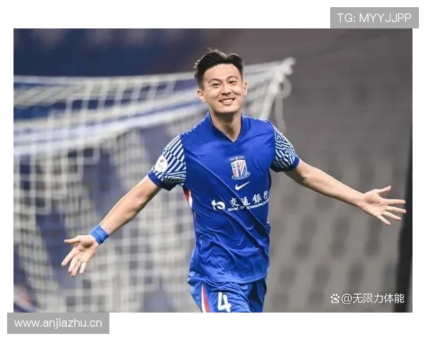 蒋圣龙下机场那会儿，睡裤配大牌手表，这反差把我笑翻了